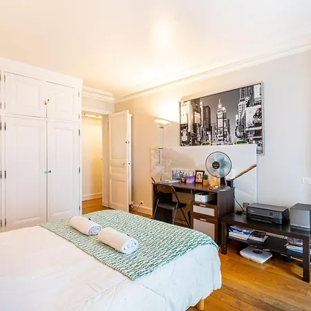 Guestready - Arc De Triomphe Colorful Escape *